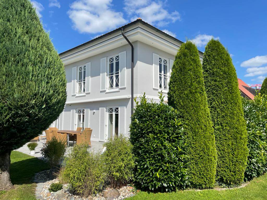 Grau gestrichene Fassade eines Hauses