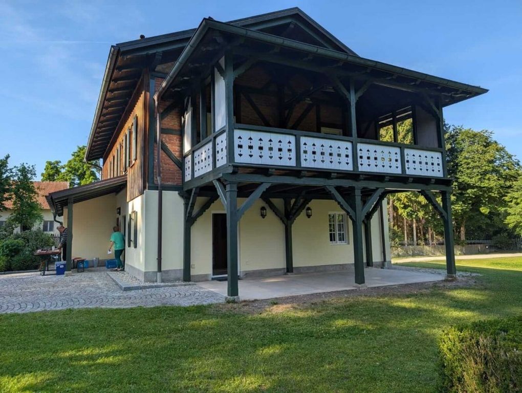 Fassade Jagdhaus Eicherloh mit Fachwerkelementen